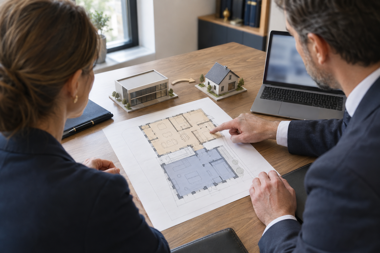 Professionnel consultant les règles fiscales applicables à la vente
